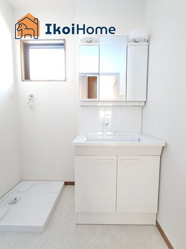 【洗面台】三面鏡で左右や後ろ髪のセットもしやすく、非常に便利です。また、鏡の後ろも収納ができるので、洗面周りもスッキリします。