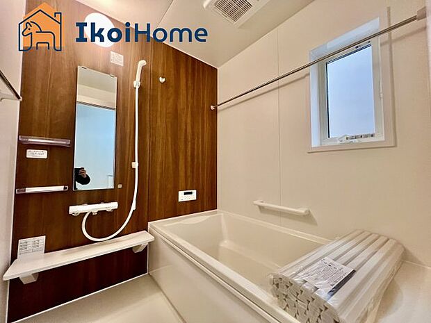 【お風呂】一般的な畳2枚分の浴室の広さになっています。お子様と一緒に入っても狭くありません。