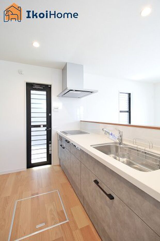 【コンロ】IHは平らな構造の為、普段のお手入れが簡単で、炎が燃え広がるような心配も少ないです。