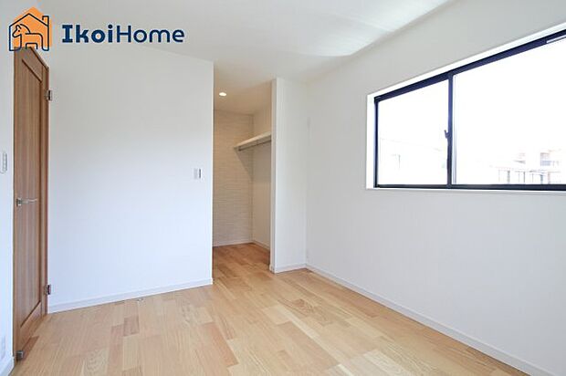 【ウォークインクローゼット】あえて扉を付けないことにより解放感がありお部屋がより広く見えるほか、扉の開け閉めをしなくても衣類等を取り出せるので楽ちんです。