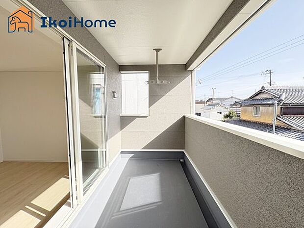 【バルコニー】ゆったりとしていて広いので、たくさんのお洗濯物を干せるだけでなく、お子様との遊びスペースとしても利用できます。