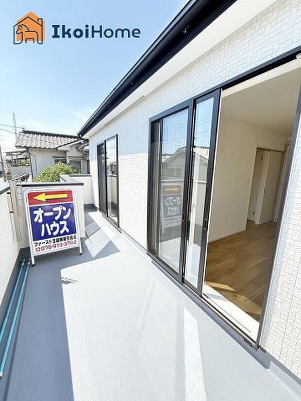【バルコニー】屋根がないですがバルコニー屋根は約8万円から設置することも可能です。