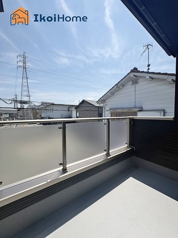 【バルコニー】屋根がないですがバルコニー屋根は約8万円から設置することも可能です。