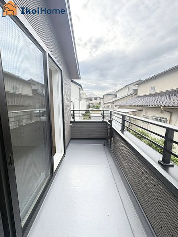 【バルコニー】屋根がないですがバルコニー屋根は約8万円から設置することも可能です。