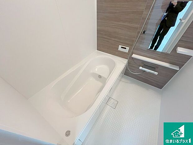 足をゆったり伸ばして寛げる浴槽です。窓が設けられていますので差し込む光が明るく穏やかな雰囲気にしてくれます♪浴室乾燥機も設置しているので、雨の日の洗濯物も安心です♪