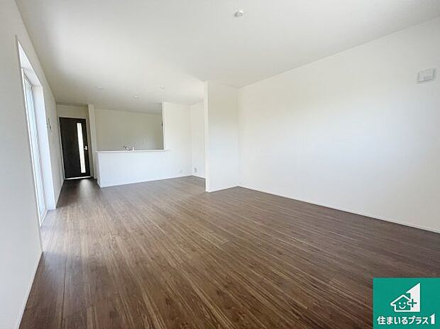 シンプルなリビングは、観葉植物等のインテリアを楽しめますね！パパ好みにも、ママ好みにも家具次第で雰囲気を変えることができます！