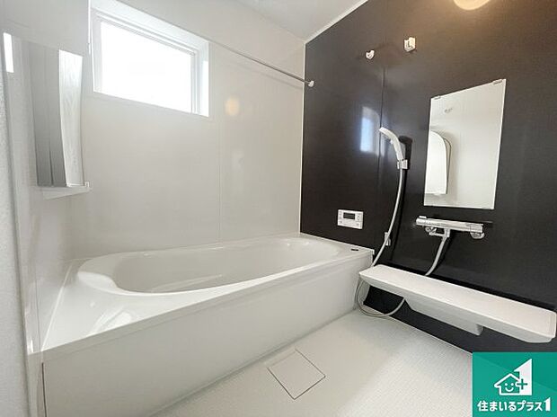 足をゆったり伸ばして寛げる浴槽です。窓が設けられていますので差し込む光が明るく穏やかな雰囲気にしてくれます♪浴室乾燥機も設置しているので、雨の日の洗濯物も安心です♪