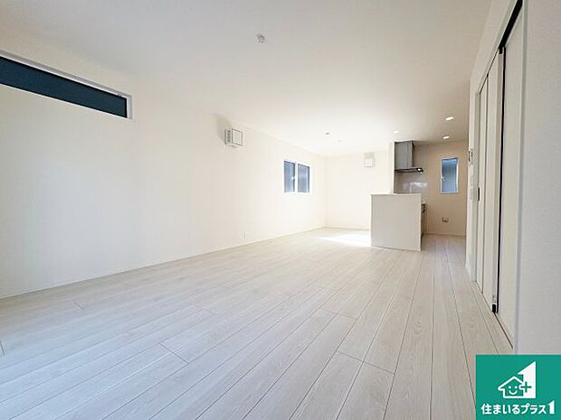 シンプルなリビングは、観葉植物等のインテリアを楽しめますね！パパ好みにも、ママ好みにも家具次第で雰囲気を変えることができます！