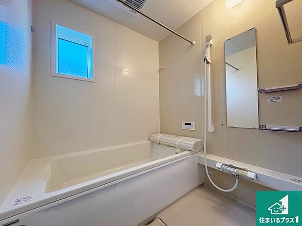 足をゆったり伸ばして寛げる浴槽です。窓が設けられていますので差し込む光が明るく穏やかな雰囲気にしてくれます♪浴室乾燥機も設置しているので、雨の日の洗濯物も安心です♪