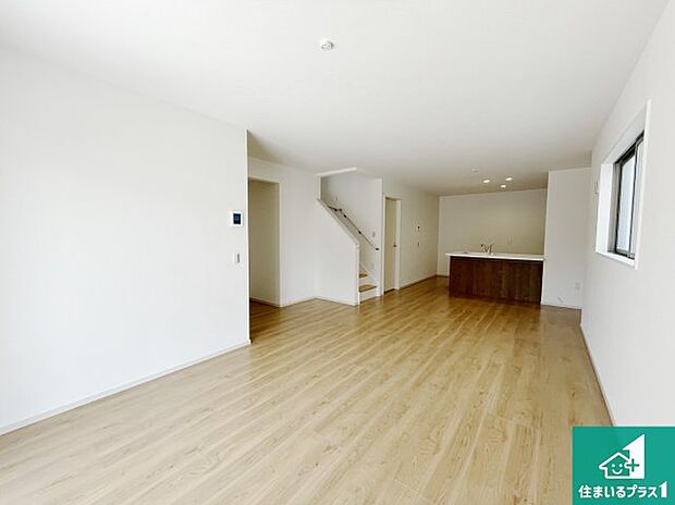 広く明るい、リビングは子育て中のお母さんも安心の対面キッチン。忙しいお母さんに嬉しい水回りが集約された家事導線が短く済む設計！