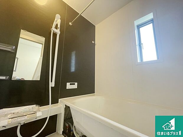 足をゆったり伸ばして寛げる浴槽です。窓が設けられていますので差し込む光が明るく穏やかな雰囲気にしてくれます♪浴室乾燥機も設置しているので、雨の日の洗濯物も安心です♪