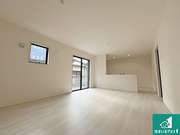 シンプルなリビングは、観葉植物等のインテリアを楽しめますね！パパ好みにも、ママ好みにも家具次第で雰囲気を変えることができます！