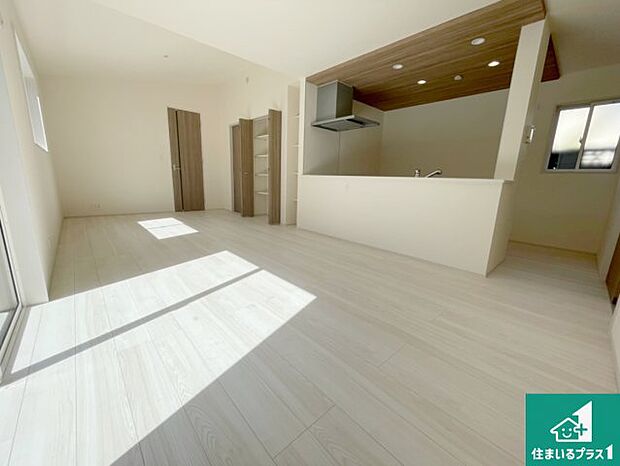 シンプルなリビングは、観葉植物等のインテリアを楽しめますね!パパ好みにも、ママ好みにも家具次第で雰囲気を変えることができます!