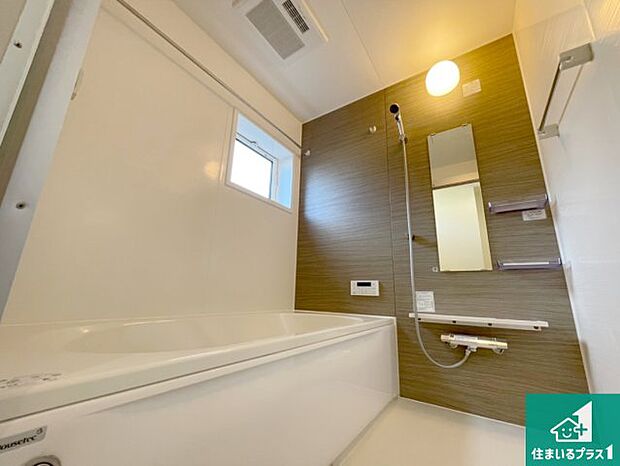 足をゆったり伸ばして寛げる浴槽です。窓が設けられていますので差し込む光が明るく穏やかな雰囲気にしてくれます♪浴室乾燥機も設置しているので、雨の日の洗濯物も安心です♪