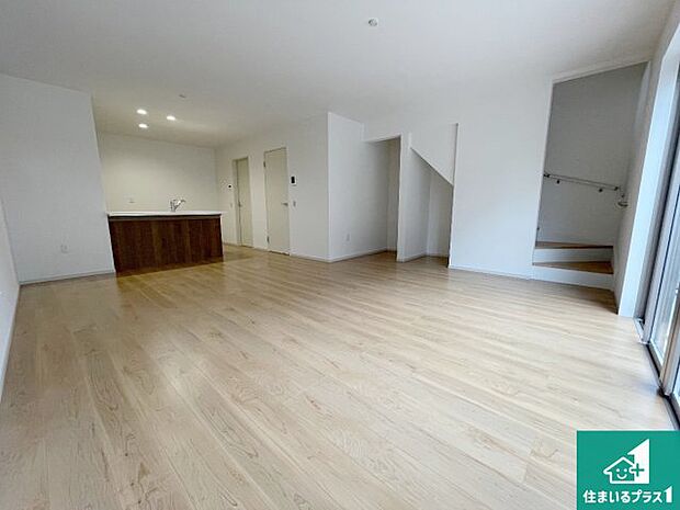 シンプルなリビングは、観葉植物等のインテリアを楽しめますね！パパ好みにも、ママ好みにも家具次第で雰囲気を変えることができます！