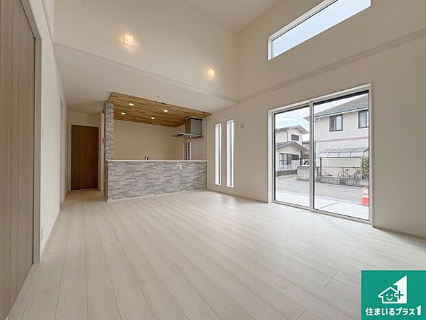 日当たり良好の明るいリビングで朝の目覚めもスッキリできそう！対面キッチンでご家族のコミュニケーションも自然と増える設計！小さなお子様が遊ぶスペースを作っても広々とくつろげるLDK！