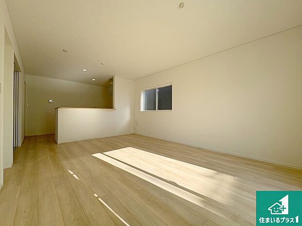 日当たり良好の明るいリビングで朝の目覚めもスッキリできそう!対面キッチンでご家族のコミュニケーションも自然と増える設計!小さなお子様が遊ぶスペースを作っても広々とくつろげるLDK!