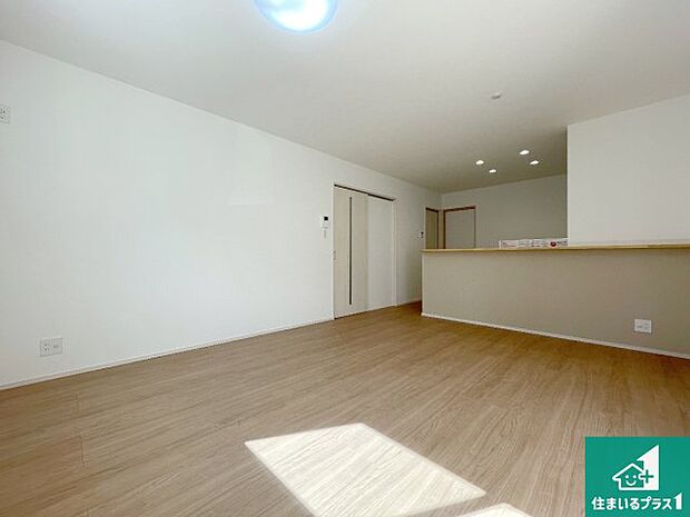 日当たり良好の明るいリビングで朝の目覚めもスッキリできそう！対面キッチンでご家族のコミュニケーションも自然と増える設計！小さなお子様が遊ぶスペースを作っても広々とくつろげるLDK！