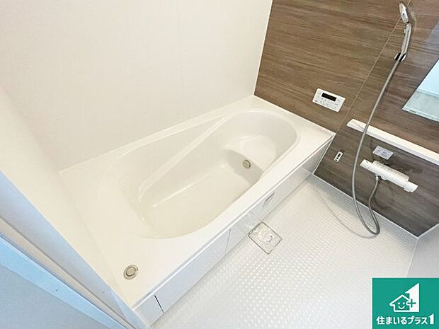 足をゆったり伸ばして寛げる浴槽です。窓が設けられていますので差し込む光が明るく穏やかな雰囲気にしてくれます♪浴室乾燥機も設置しているので、雨の日の洗濯物も安心です♪