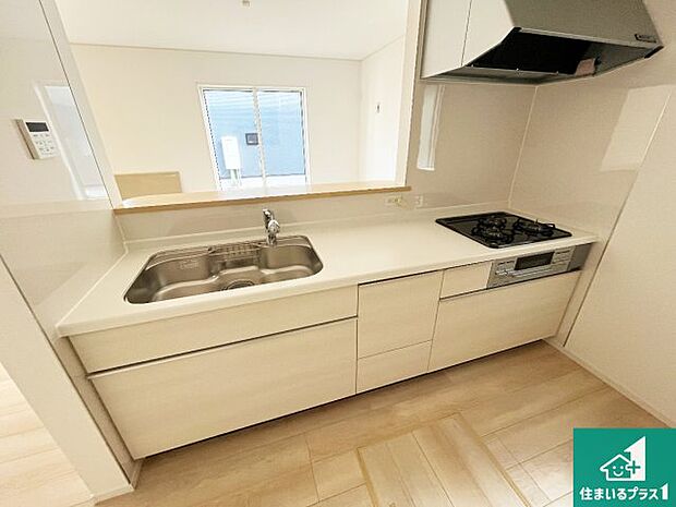 リビングと統一感があり、使い勝手のいいキッチン。広々としているので、二人並んで作業が出来ちゃいます。お子様と一緒に色々なお料理に挑戦できるスペースがあります。 