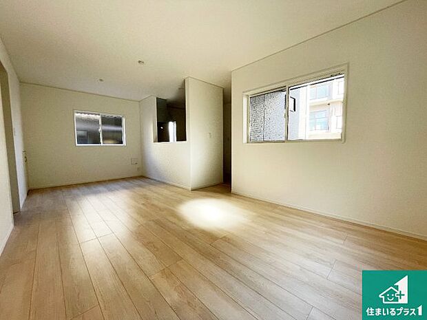 周辺は落ち着いた街並みの住宅地!子育てがしやすい住環境です!まだ未完成ですが、現地でしかわからない事もございます。是非一度ご覧ください。