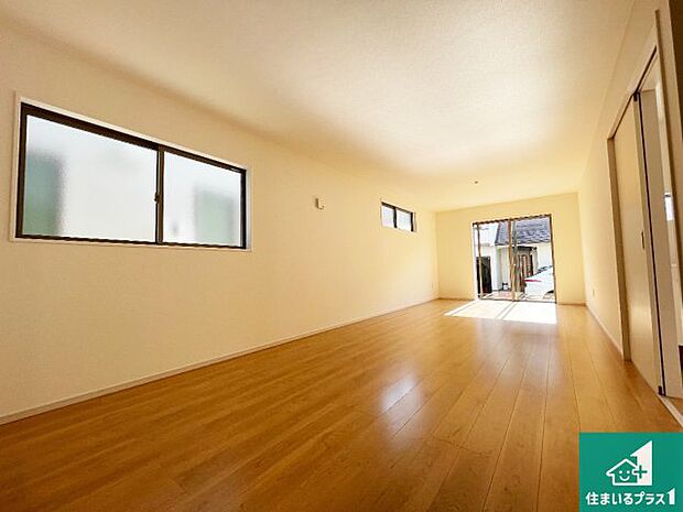 日当たり良好の明るいリビングで朝の目覚めもスッキリできそう！対面キッチンでご家族のコミュニケーションも自然と増える設計！小さなお子様が遊ぶスペースを作っても広々とくつろげるLDK！