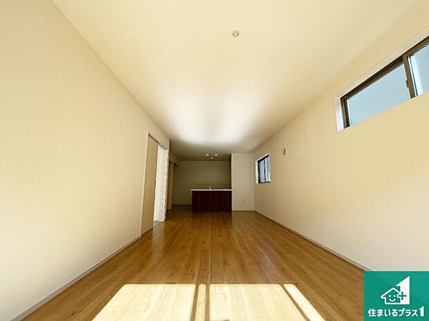 シンプルなリビングは、観葉植物等のインテリアを楽しめますね！パパ好みにも、ママ好みにも家具次第で雰囲気を変えることができます！