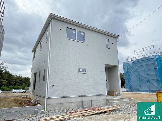 周辺は落ち着いた街並みの住宅地!子育てがしやすい住環境です!まだ未完成ですが、現地でしかわからない事もございます。是非一度ご覧ください。