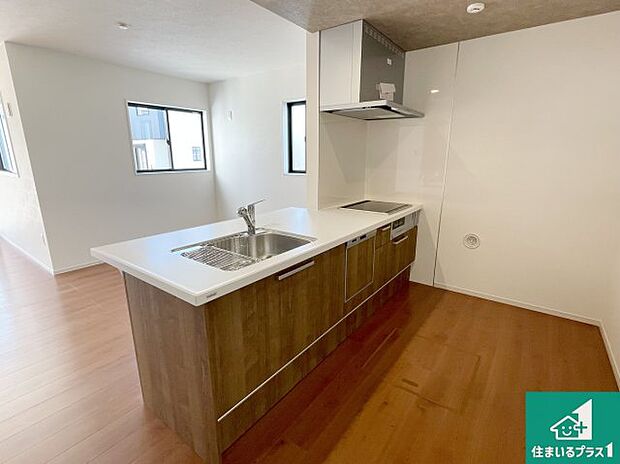 リビングと統一感があり、使い勝手のいいキッチン。広々としているので、二人並んで作業が出来ちゃいます。お子様と一緒に色々なお料理に挑戦できるスペースがあります。