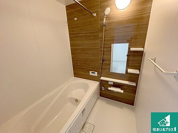 足をゆったり伸ばして寛げる浴槽です。浴室乾燥機も設置しているので、雨の日の洗濯物も安心です♪