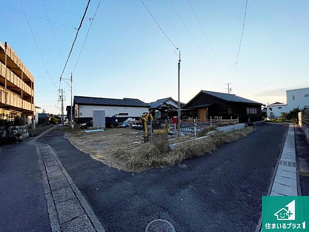 周辺は落ち着いた街並みの住宅地!子育てがしやすい住環境です!まだ未完成ですが、現地でしかわからない事もございます。是非一度ご覧ください。