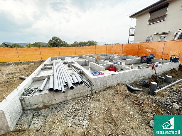 周辺は落ち着いた街並みの住宅地!子育てがしやすい住環境です!まだ未完成ですが、現地でしかわからない事もございます。是非一度ご覧ください。