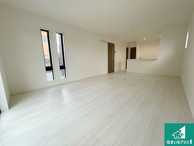 シンプルなリビングは、観葉植物等のインテリアを楽しめますね!パパ好みにも、ママ好みにも家具次第で雰囲気を変えることができます!