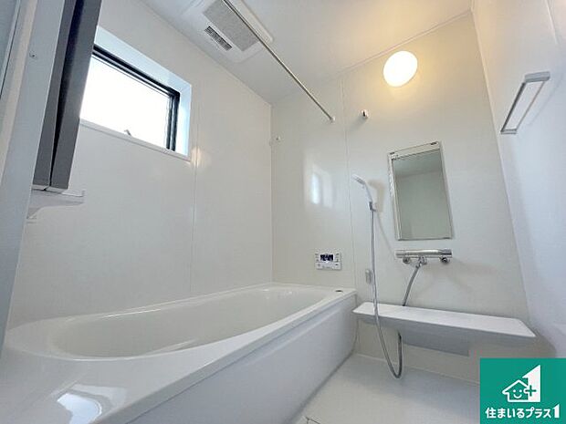 足をゆったり伸ばして寛げる浴槽です。窓が設けられていますので差し込む光が明るく穏やかな雰囲気にしてくれます♪浴室乾燥機も設置しているので、雨の日の洗濯物も安心です♪