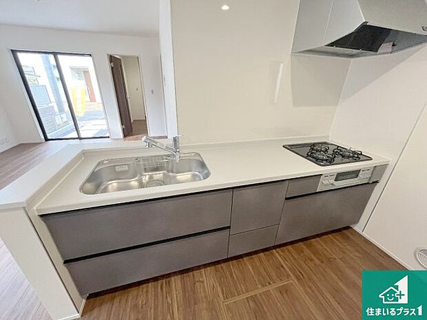 リビングと統一感があり、使い勝手のいいキッチン。広々としているので、二人並んで作業が出来ちゃいます。お子様と一緒に色々なお料理に挑戦できるスペースがあります。