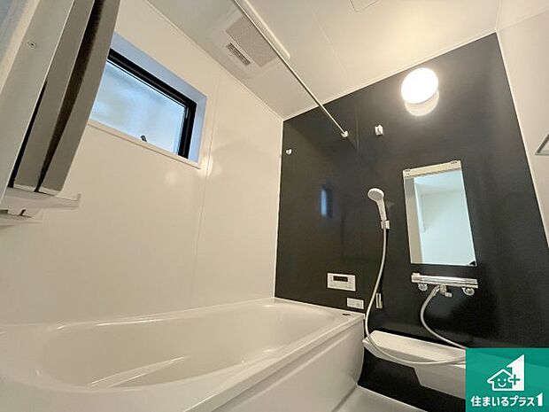 足をゆったり伸ばして寛げる浴槽です。窓が設けられていますので差し込む光が明るく穏やかな雰囲気にしてくれます♪浴室乾燥機も設置しているので、雨の日の洗濯物も安心です♪