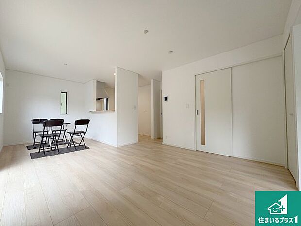 シンプルなリビングは、観葉植物等のインテリアを楽しめますね!パパ好みにも、ママ好みにも家具次第で雰囲気を変えることができます!