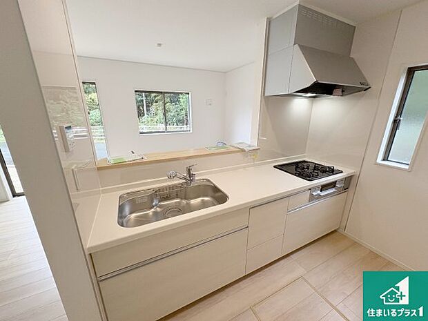 リビングと統一感があり、使い勝手のいいキッチン。広々としているので、二人並んで作業が出来ちゃいます。お子様と一緒に色々なお料理に挑戦できるスペースがあります。