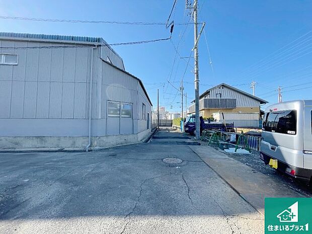 周辺は落ち着いた街並みの住宅地！子育てがしやすい住環境です！まだ未完成ですが、現地でしかわからない事もございます。是非一度ご覧ください。