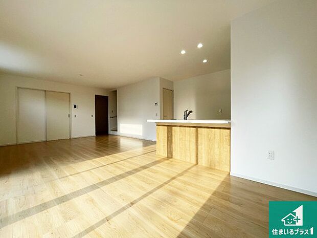 シンプルなリビングは、観葉植物等のインテリアを楽しめますね！パパ好みにも、ママ好みにも家具次第で雰囲気を変えることができます！