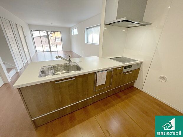 リビングと統一感があり、使い勝手のいいキッチン。広々としているので、二人並んで作業が出来ちゃいます。お子様と一緒に色々なお料理に挑戦できるスペースがあります。