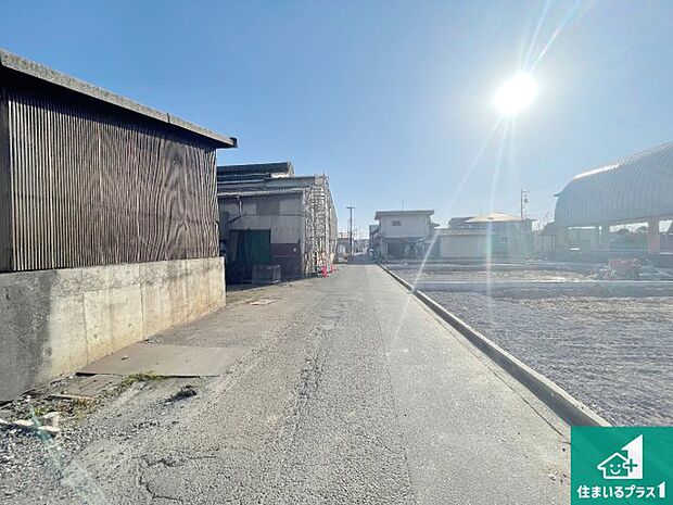 周辺は落ち着いた街並みの住宅地！子育てがしやすい住環境です！まだ未完成ですが、現地でしかわからない事もございます。是非一度ご覧ください。