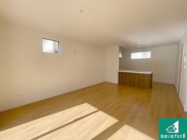 日当たり良好の明るいリビングで朝の目覚めもスッキリできそう！対面キッチンでご家族のコミュニケーションも自然と増える設計！小さなお子様が遊ぶスペースを作っても広々とくつろげるLDK！