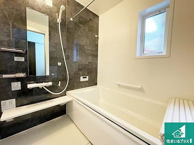 足をゆったり伸ばして寛げる浴槽です。窓が設けられていますので差し込む光が明るく穏やかな雰囲気にしてくれます♪浴室乾燥機も設置しているので、雨の日の洗濯物も安心です♪