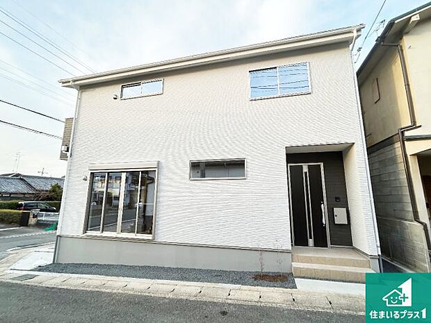 周辺は落ち着いた街並みの住宅地！子育てがしやすい住環境です！まだ未完成ですが、現地でしかわからない事もございます。是非一度ご覧ください。