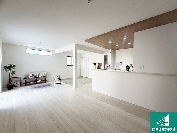 シンプルなリビングは、観葉植物等のインテリアを楽しめますね！パパ好みにも、ママ好みにも家具次第で雰囲気を変えることができます！