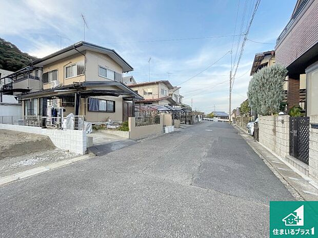 周辺は落ち着いた街並みの住宅地！子育てがしやすい住環境です！まだ未完成ですが、現地でしかわからない事もございます。是非一度ご覧ください。