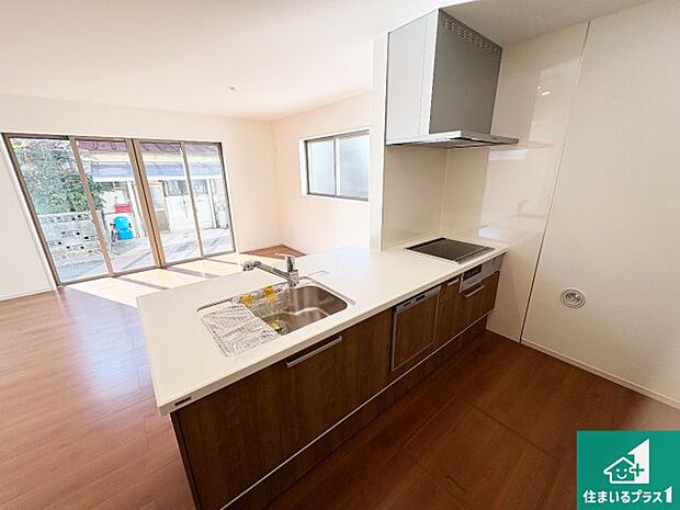 リビングと統一感があり、使い勝手のいいキッチン。広々としているので、二人並んで作業が出来ちゃいます。お子様と一緒に色々なお料理に挑戦できるスペースがあります。