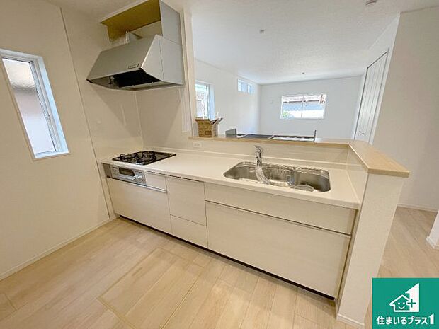 リビングと統一感があり、使い勝手のいいキッチン。広々としているので、二人並んで作業が出来ちゃいます。お子様と一緒に色々なお料理に挑戦できるスペースがあります。