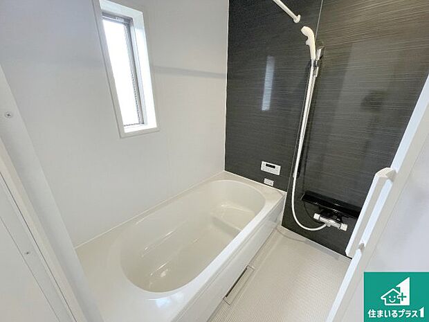 足をゆったり伸ばして寛げる浴槽です。窓が設けられていますので差し込む光が明るく穏やかな雰囲気にしてくれます♪浴室乾燥機も設置しているので、雨の日の洗濯物も安心です♪